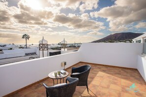Villa | Property grounds - 3 Bed Villa - Pool, Terrace, Bbq, Near Beach (Yaiza)
