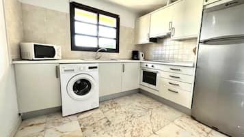 House | Private kitchen | Fridge, microwave, oven, stovetop