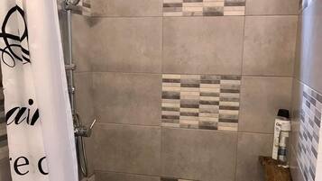 Cottage | Bathroom | Shower, free toiletries, hair dryer, towels