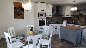 House | Private kitchen | Fridge, microwave, oven, stovetop