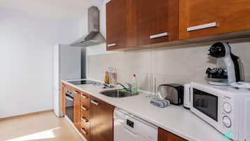 Villa | Cocina privada | Frigorífico, microondas, horno y placa de cocina