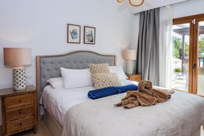 4 bedrooms, free WiFi, bed sheets - 4 Bed Villa - Heated Pool, Pool Table, Bbq, Patio (Yaiza)