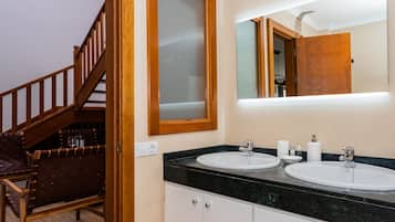Villa | Baño | Ducha y bañera combinadas, bañera profunda y toallas