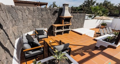 Inviting 4-bed Villa in Playa Blanca