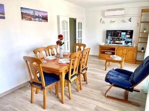 Dining - 3br-sleeps6-balcony-a/c-5min to Beach (Salou)