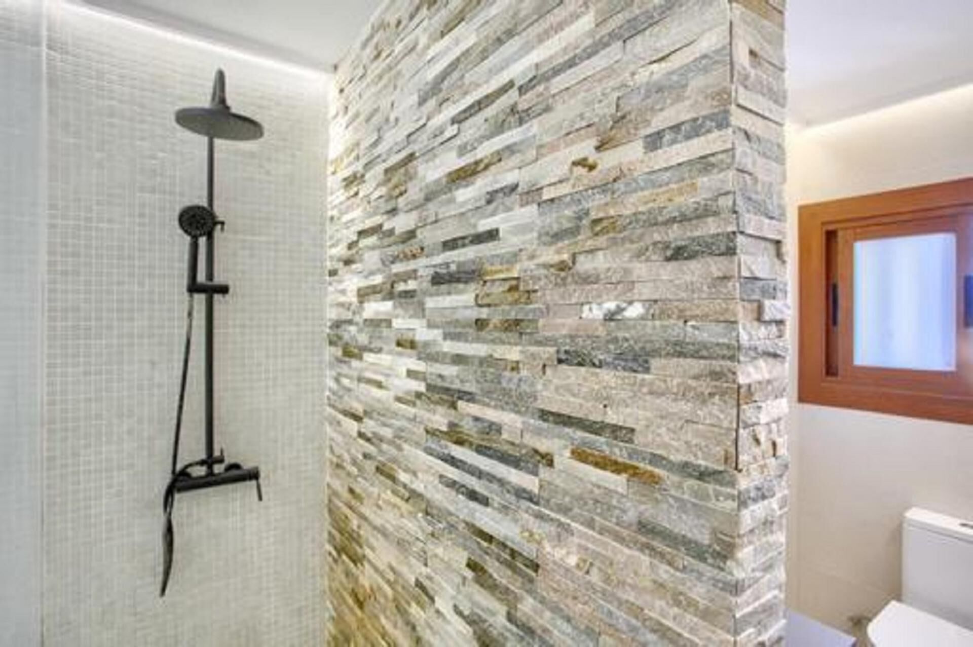 Een douche, een haardroger, handdoeken