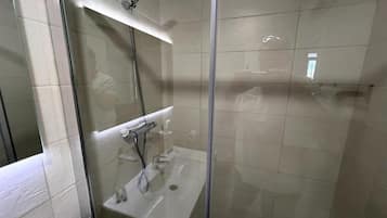 Apartment | Bathroom | Shower, towels