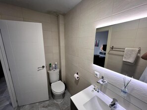 อพาร์ทเมนท์ | ห้องน้ำ | ฝักบัว, ผ้าเช็ดตัว