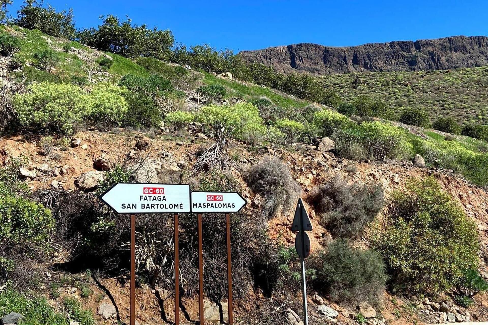 A directional signpost with destinations Fataga, San Bartolomé, and Maspalomas.