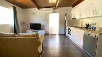 House | Private kitchen | Fridge, microwave, oven, stovetop