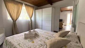 House | 2 bedrooms, iron/ironing board, free WiFi, bed sheets