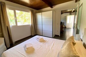 Casa | 2 dormitoris, planxa i posts de planxar, wifi gratuïta i roba de llit
