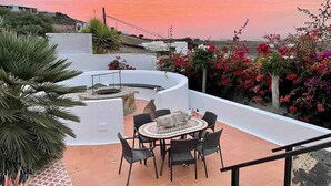 Villa | Outdoor dining - Villa - Sleeps 8 - Hot Tub - Pool - Parking (Tías)