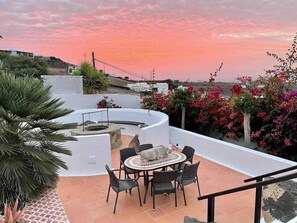 Villa | Outdoor dining - Villa - Sleeps 8 - Hot Tub - Pool - Parking (Tías)