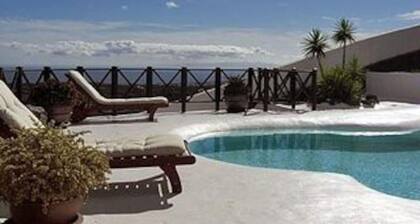 Villa - Sleeps 8 - Hot Tub - Pool - Parking