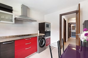 Fridge, microwave, oven, stovetop - Tropical Oasis Retreat in Palm-mar (Arona)