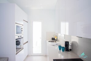 Villa | Cocina privada | Refrigerador, microondas, horno y parrilla de estufa