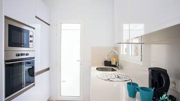 Villa | Cocina privada | Frigorífico, microondas, horno y placa de cocina