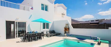 Villa | Piscina | Una piscina al aire libre