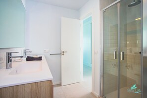 Vila | Kamar mandi | Shower dan handuk