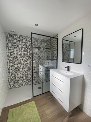 Villa | Bathroom | Shower, hair dryer, towels - Modern 5 Bed Villa in Javea (Javea)