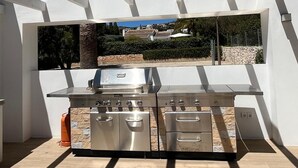 An outdoor kitchen with a view of a hillside. - Modern 5 Bed Villa in Javea (Javea)