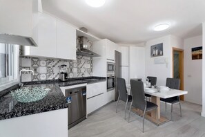 Hus | Eget kök | Kylskåp, mikrovågsugn, ugn och spishäll