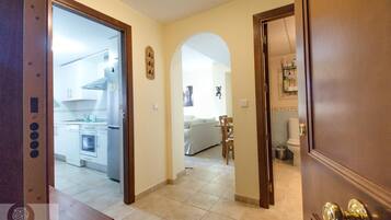 Appartement | Salle de bain | Douche, baignoire relaxante profonde, serviettes fournies