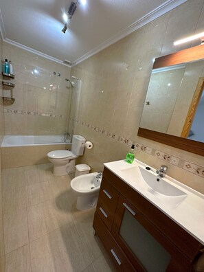 House | Bathroom | Combined shower/bathtub, deep-soaking bathtub, towels - Charming 2-bed House in San Juan de los Terreros (Pulpi)