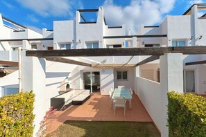 Outdoor dining - 3bed Apt Sleeps 5 - Patio, Pool, Pets, Golf Resort (Alhama de Murcia)