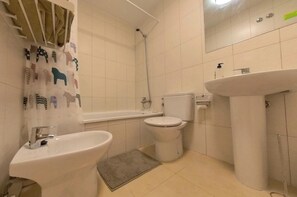 Combined shower/bathtub, deep-soaking bathtub, hair dryer, towels - 3bed Apt Sleeps 5 - Patio, Pool, Pets, Golf Resort (Alhama de Murcia)