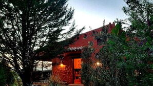 Un bâtiment rustique avec un chemin de pierre menant à l’entrée.