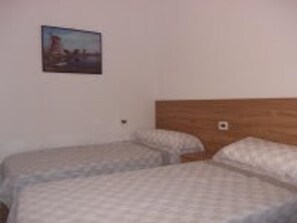 Room - 4 Bedrooms Apartment - 2 Mins Walk to Seafront (Piles)