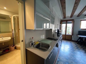 Apartamento | Cozinha privada | Geladeira, micro-ondas, fogão, cooktop