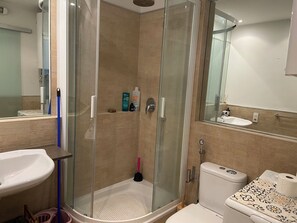 Căn hộ | Phòng tắm | Buồng tắm vòi sen, khăn tắm 