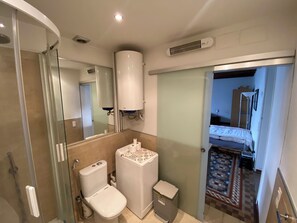 Departamento | Baño | Regadera y toallas 