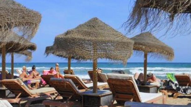 A beach with thatched umbrellas and lounge chairs. - 3-bed Villa Sleeps 8 With Private Pool (Santa Pola)