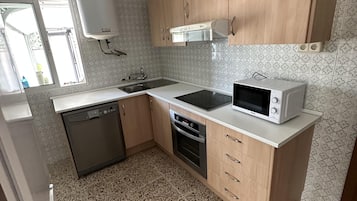 Rumah | Dapur pribadi | Lemari es, microwave, oven, dan kompor