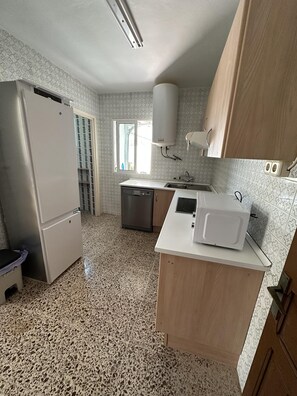 House | Private kitchen | Fridge, microwave, oven, stovetop - Lovely 6-bed House in Cabo de Palos (Cartagena)