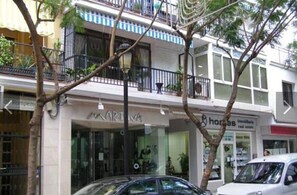 Un edificio con escaparate que dice 'ART' y un letrero que anuncia 'caballos'.