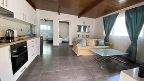 Chalet | Privékeuken | Een koelkast, een microgolfoven, een oven, een kookplaat