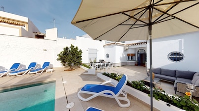5 Bedroom-privatepool-balcony-sea View-nerja