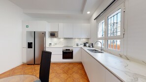 Ferienhaus | Eigene Küche | Kühlschrank, Mikrowelle, Ofen, Herdplatte
