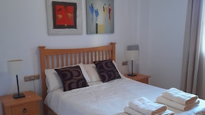 2 chambres, fer et planche à repasser, Wi-Fi gratuit, draps fournis