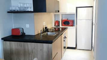 Huis | Privékeuken | Een koelkast, een magnetron, een oven, een kookplaat