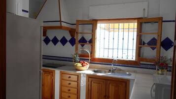 Apartamento | Cocina privada | Frigorífico, microondas, placa de cocina y lavavajillas
