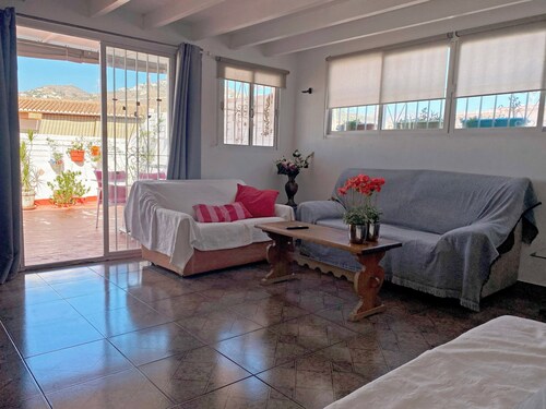 Central Attic Apt Sleeps 4 With Patio