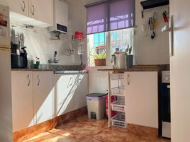 Refrigerador, horno, placa de cocina, tetera/pava eléctrica
