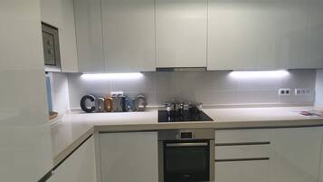 Departamento | Cocina privada | Refrigerador, microondas, horno y parrilla de estufa