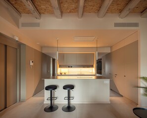 Appartement | Privékeuken | Een koelkast, een microgolfoven, een oven, een kookplaat